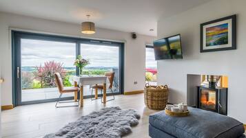 Luxury Apartment, 1 King Bed, Hot Tub | 1 bedroom, Egyptian cotton sheets, premium bedding