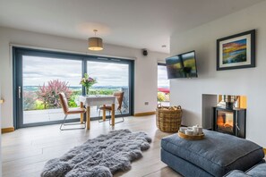 Luxury Apartment, 1 King Bed, Hot Tub | 1 bedroom, Egyptian cotton sheets, premium bedding - The Hideaway Experience (Dundee)