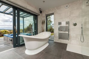 1 bedroom, Egyptian cotton sheets, premium bedding - The Hideaway Experience (Dundee)