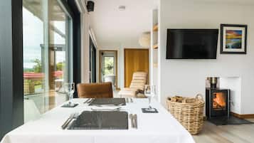 Departamento de lujo, 1 cama King size, hidromasaje | 1 habitación, sábanas de algodón egipcio y ropa de cama de alta calidad