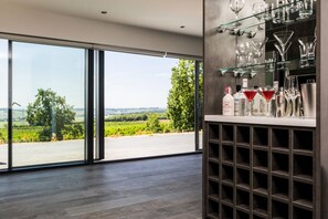 Executive Suite, 1 King Bed, Hot Tub | In-room dining