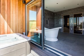 Bañera y ducha independientes, bañera profunda