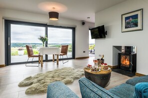 Leilighet – honeymoon, 1 kingsize-seng, spabadekar | Spiseområde på rommet