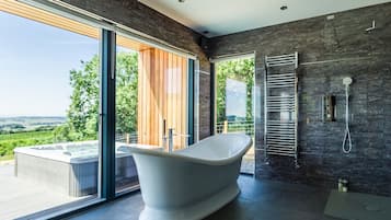 Phòng Suite Executive, 1 giường cỡ king, bồn tắm nước nóng | Phòng tắm | Bồn tắm và buồng tắm vòi sen riêng, bồn tắm ngâm, vòi sen phun mưa