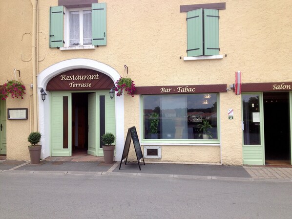 Vista frontal de la propiedad