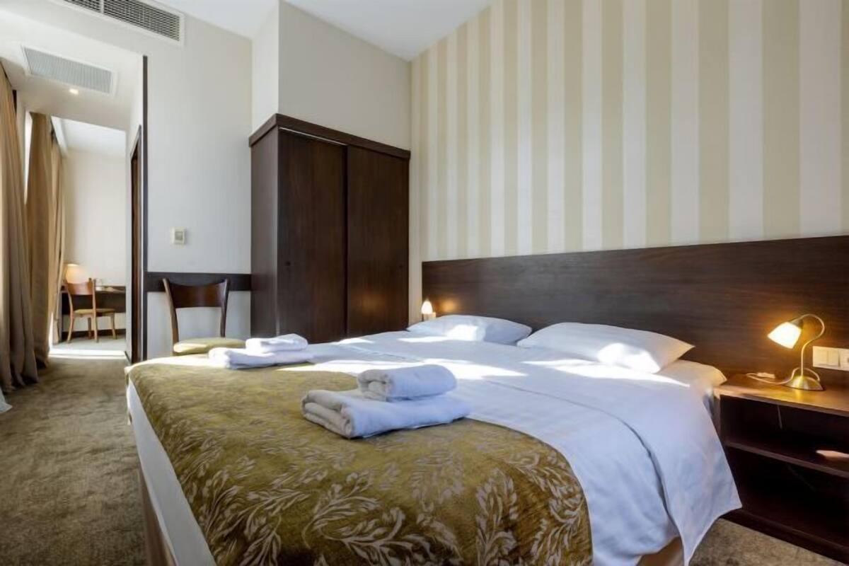 2 kamar tidur, minibar, brankas, dan meja kerja