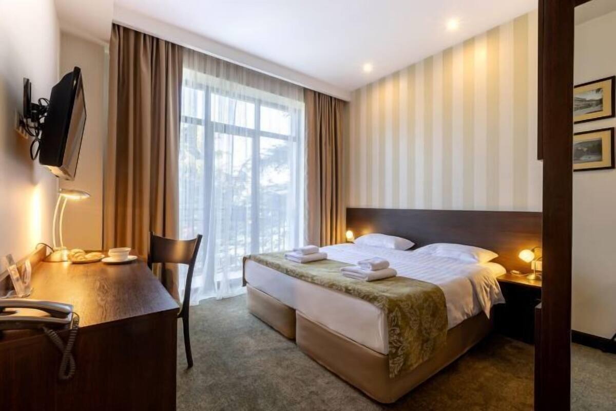 2 kamar tidur, minibar, brankas, dan meja kerja