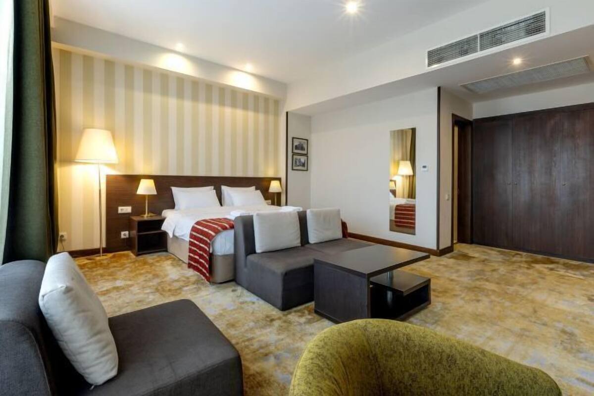 2 kamar tidur, minibar, brankas, dan meja kerja