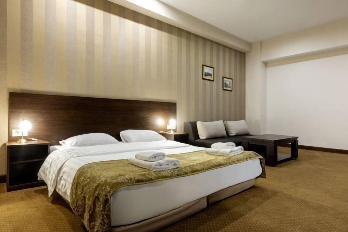 2 kamar tidur, minibar, brankas, dan meja kerja