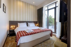 行政套房, 露台 | 迷你吧、客房内保险箱、办公桌、隔音