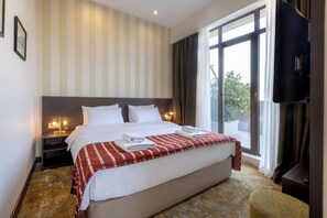 Executive Suite, Terrace | Minibar, in-room safe, desk, soundproofing