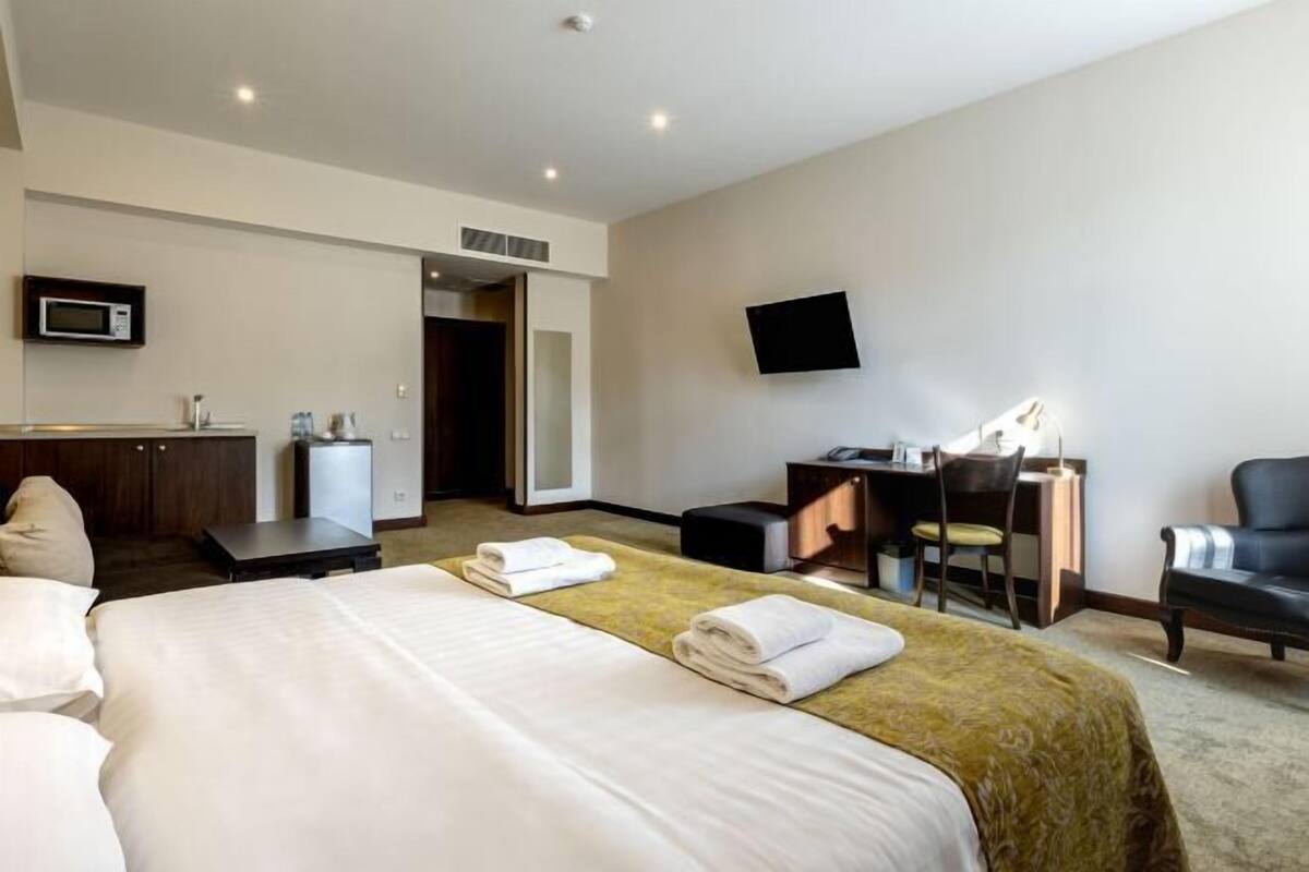 2 kamar tidur, minibar, brankas, dan meja kerja