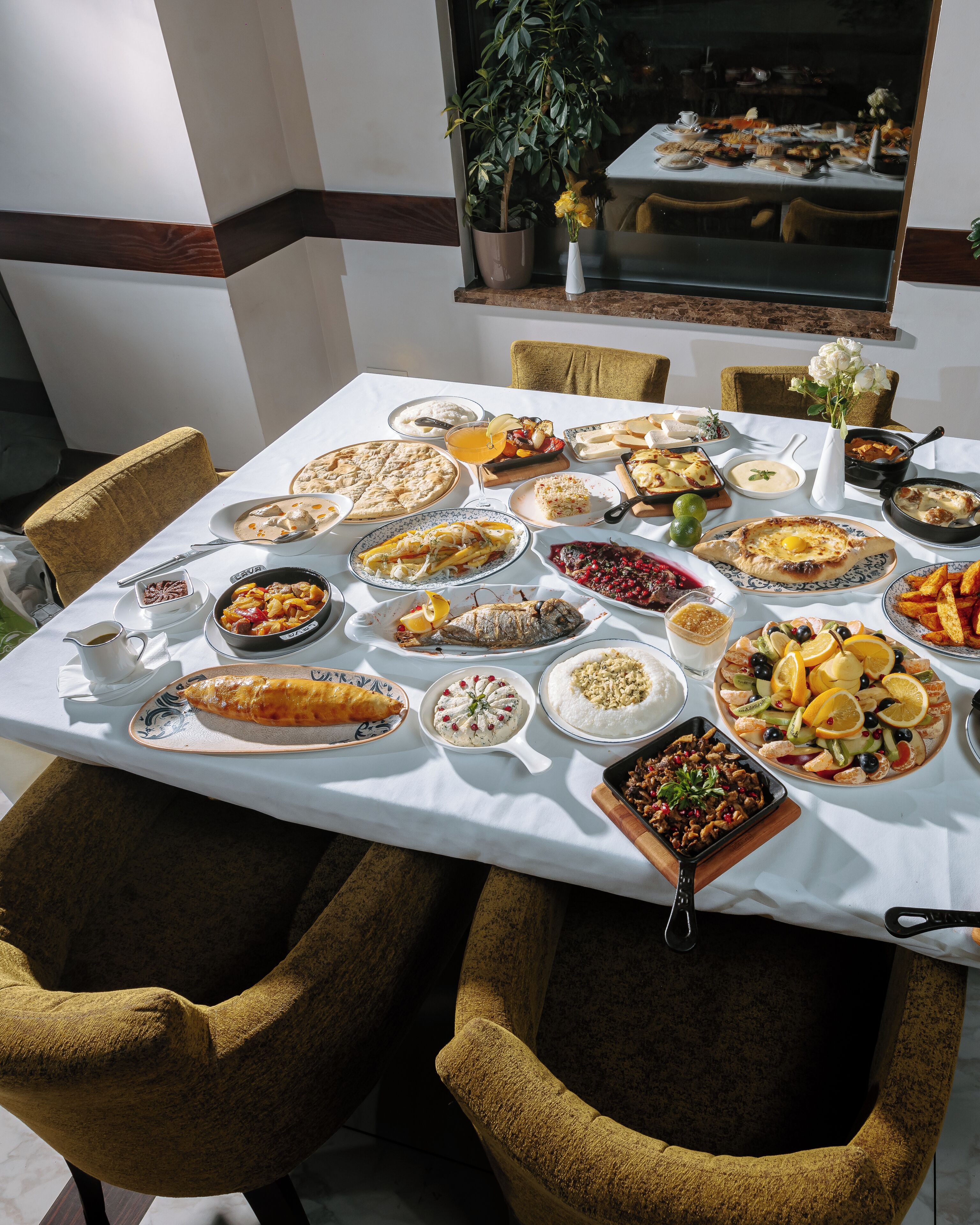 breakfast, lunch, dinner served; international cuisine