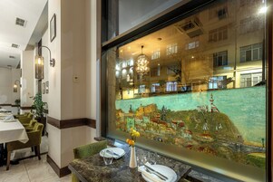 供应早餐、午餐和晚餐，国际美食