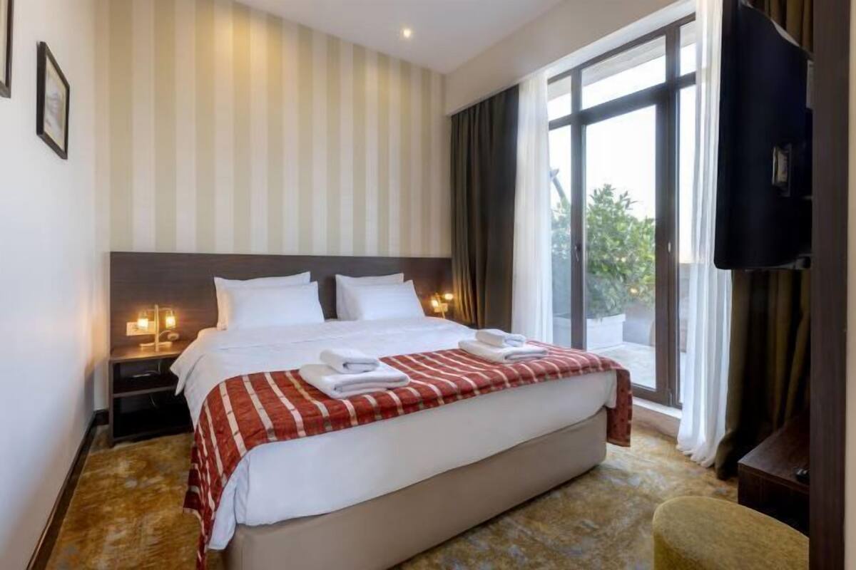 2 kamar tidur, minibar, brankas, dan meja kerja