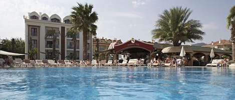 Una piscina al aire libre de temporada (de 08:00 a 18:30), sombrillas