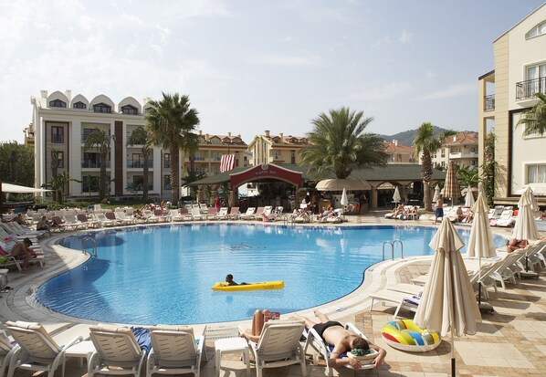 Alberca al aire libre por temporada y sombrillas en la alberca 