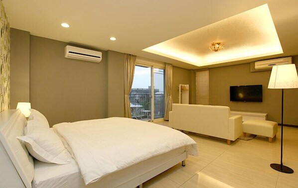 Decoración personalizada, muebles diferentes y cortinas blackout