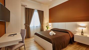 Camera quadrupla | 1 camera, una scrivania, tende oscuranti