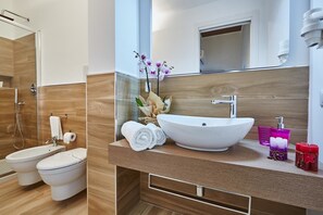 Habitación triple | Baño | Regadera, secadora de cabello, bidet, toallas 