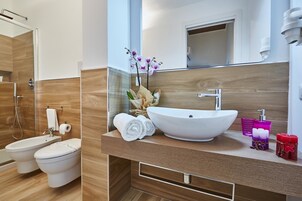Camera tripla | Bagno | Doccia, asciugacapelli, bidet, asciugamani