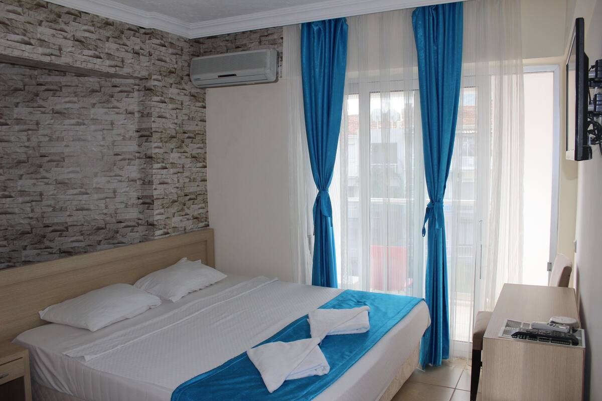 In-room safe, free WiFi, bed sheets