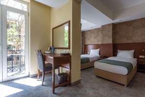 高級寝具、ミニバー、セーフティボックス (室内)、デスク