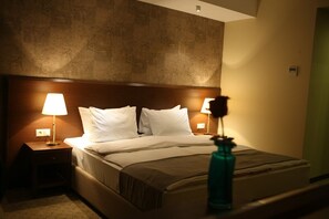 Seprai premium, minibar, brankas, dan meja kerja