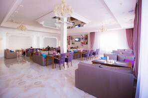 供應早餐、午餐和晚餐，當地料理