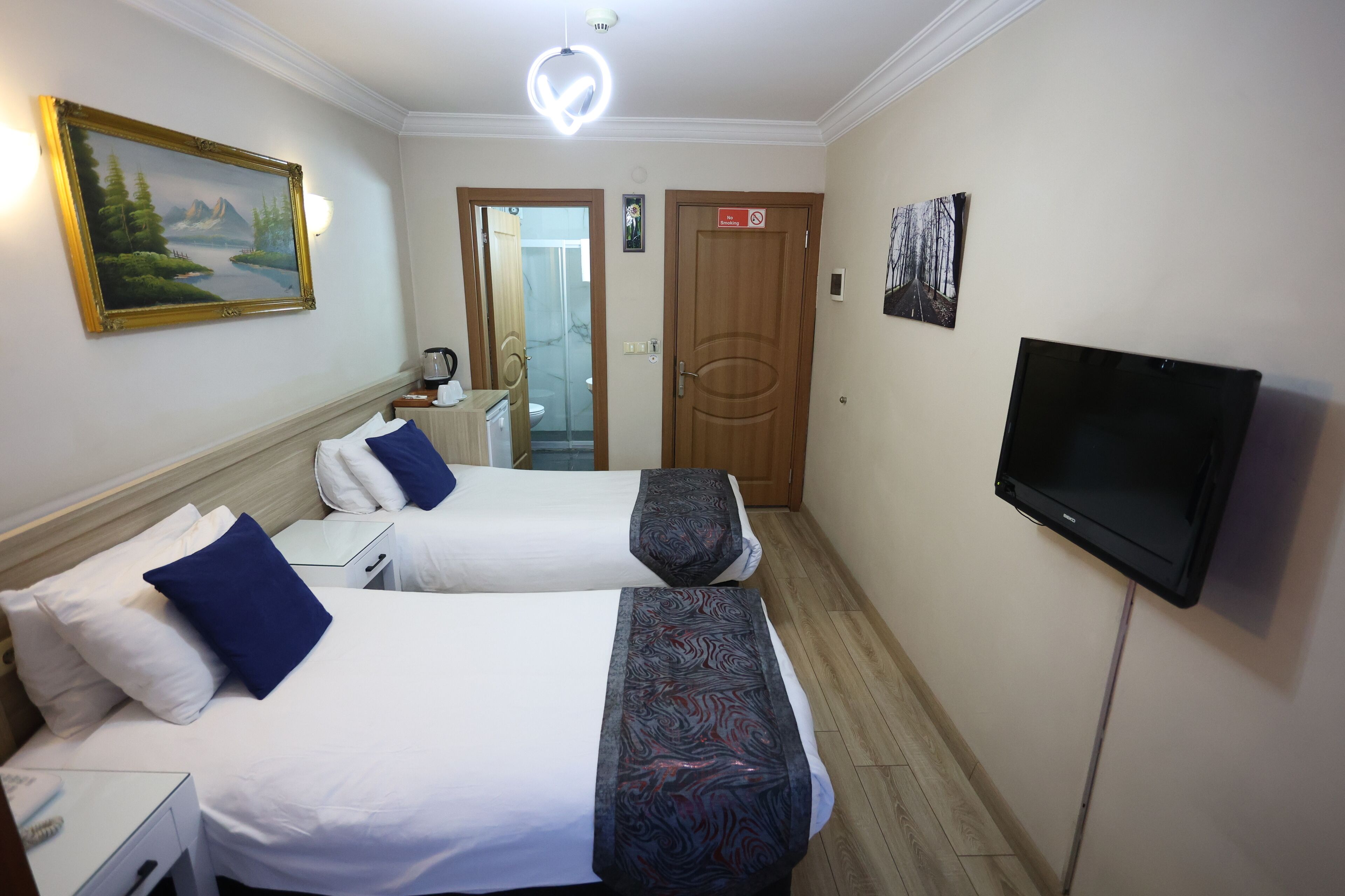 Minibar, coffres-forts dans les chambres, bureau