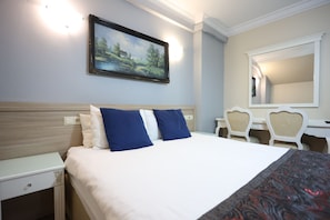Minibar, in-room safe, desk, laptop workspace - Arven Hotel (Istanbul)