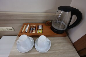 Minibar, in-room safe, desk, laptop workspace - Arven Hotel (Istanbul)