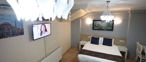 Economy Triple Room Basement Floor | 1 sovrum, minibar, värdeförvaringsskåp på rummet och skrivbord