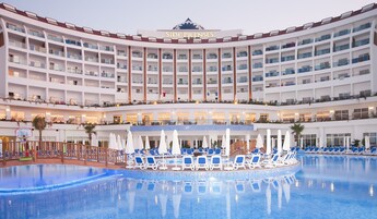 Una piscina techada, 2 piscinas al aire libre, sombrillas