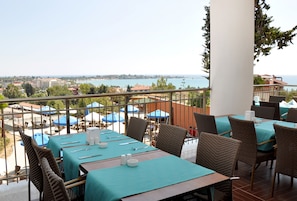 4 restaurants, international cuisine