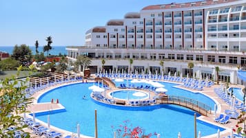 Piscine couverte, 2 piscines extérieures, parasols de plage