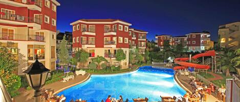 Außenpool, Sonnenschirme, Liegestühle