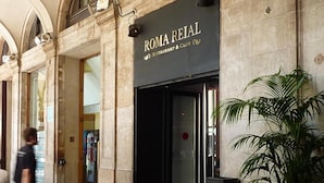 A building with a sign for "ROMA REIAL Restaurant & Club". - Hotel Roma Reial (Barcelona)