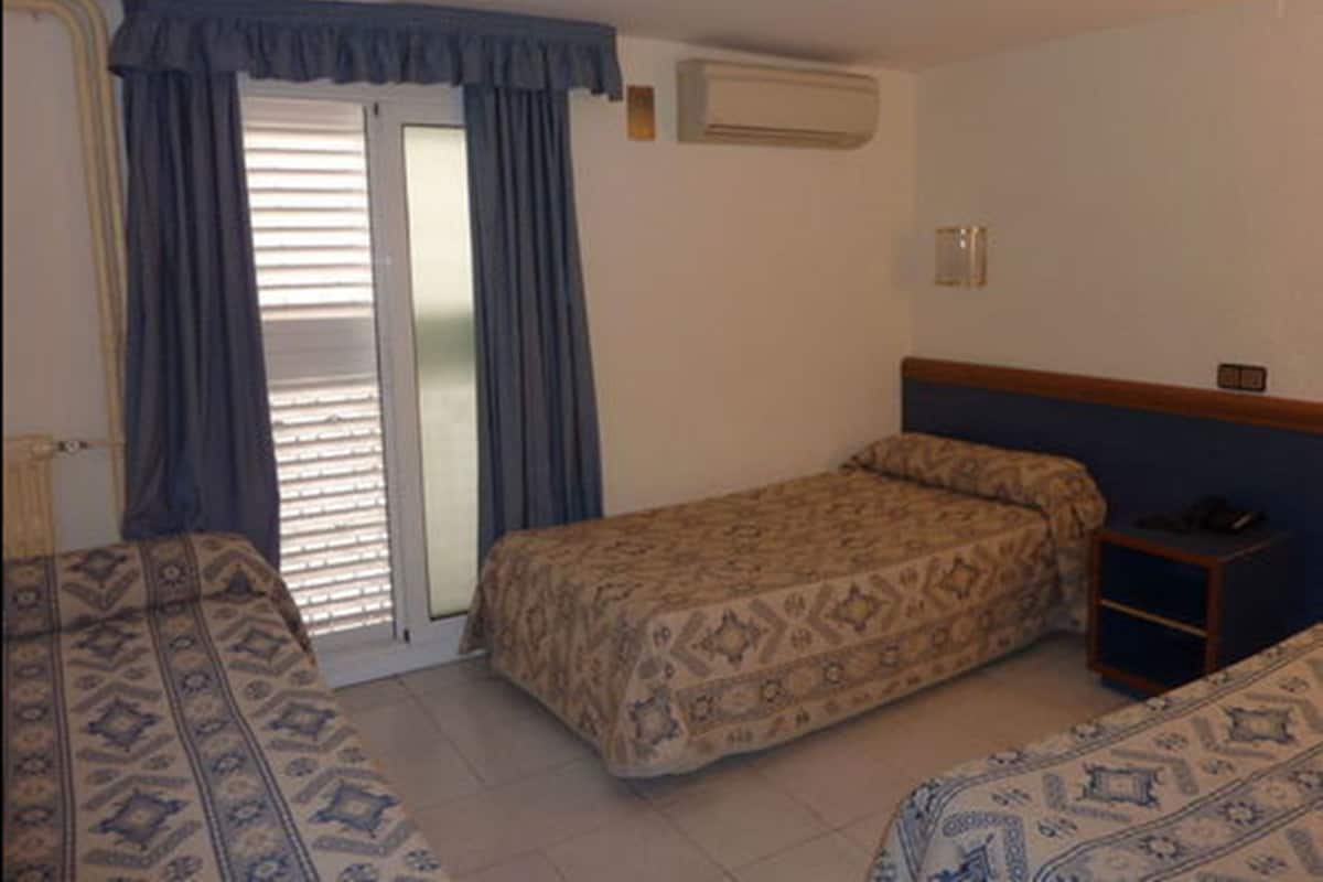Triple Room | Blackout drapes, WiFi (free), bed sheets