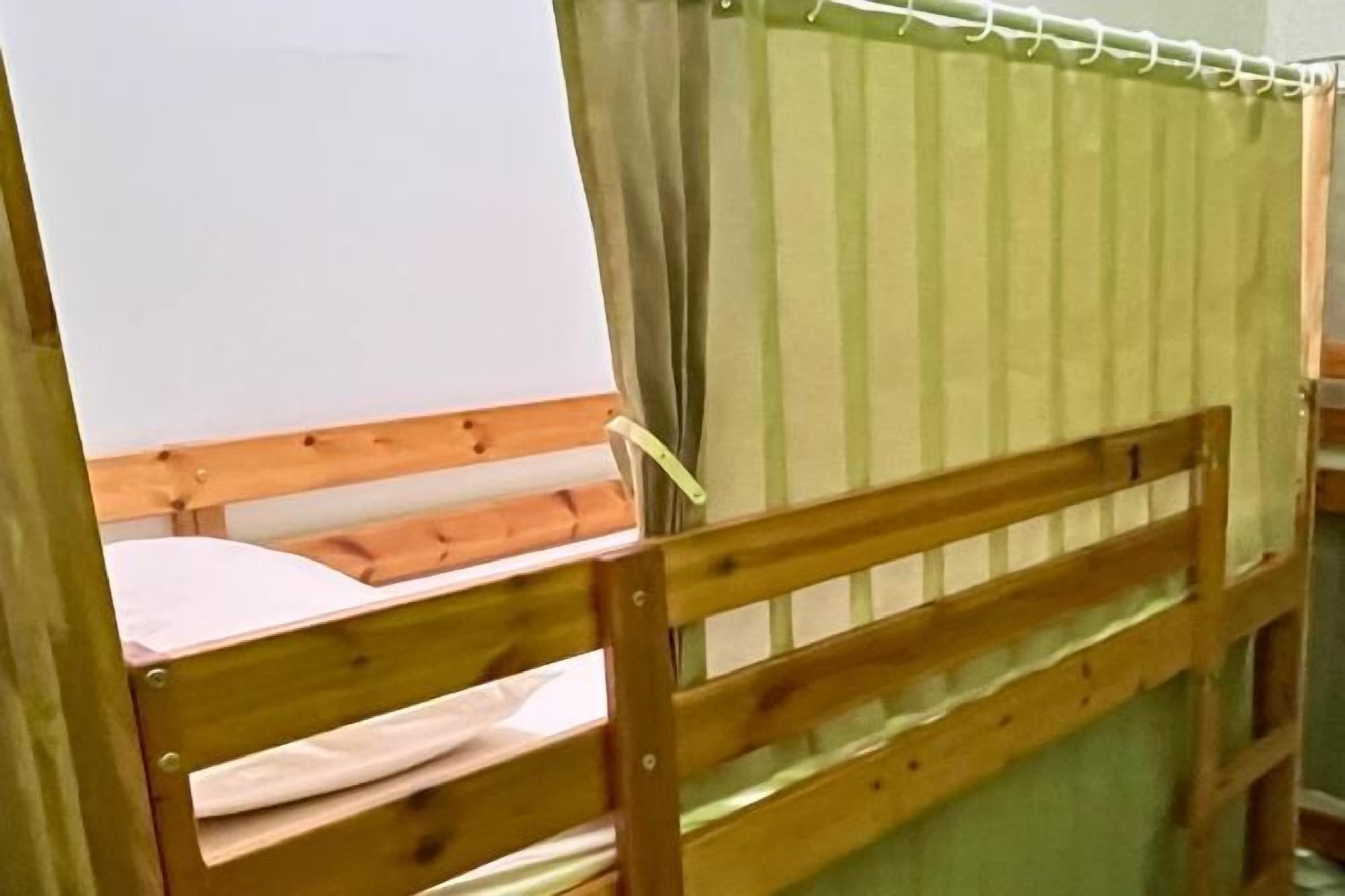 Espacio para trabajar con laptop y tabla de planchar con plancha 