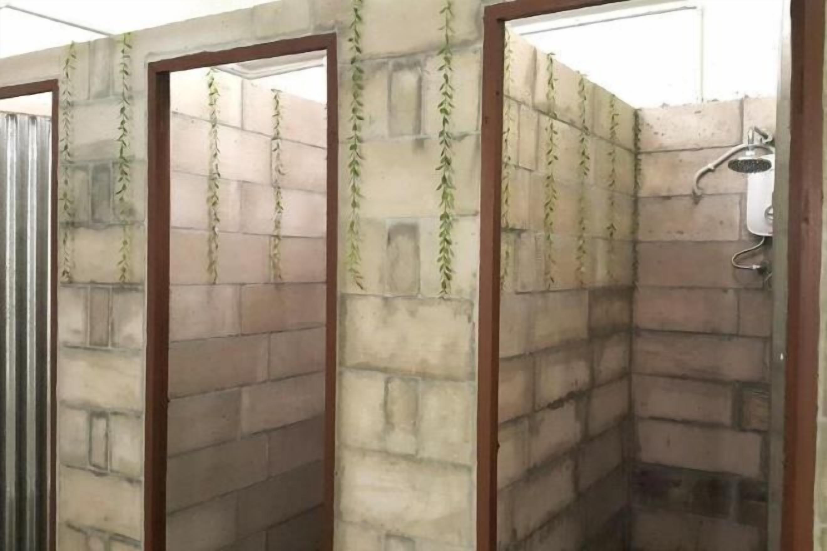 Regadera, bidet, toallas 