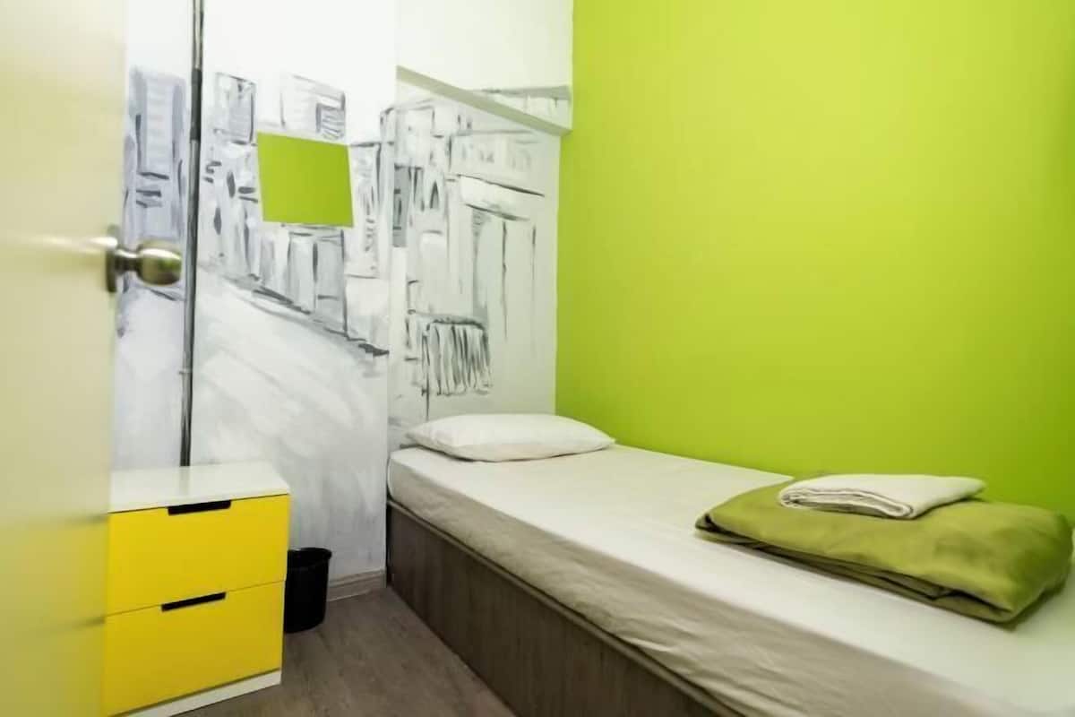 Laptop workspace, iron/ironing board, free WiFi