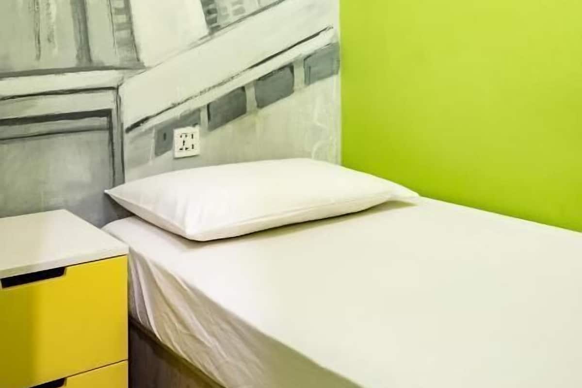 Laptop workspace, iron/ironing board, free WiFi