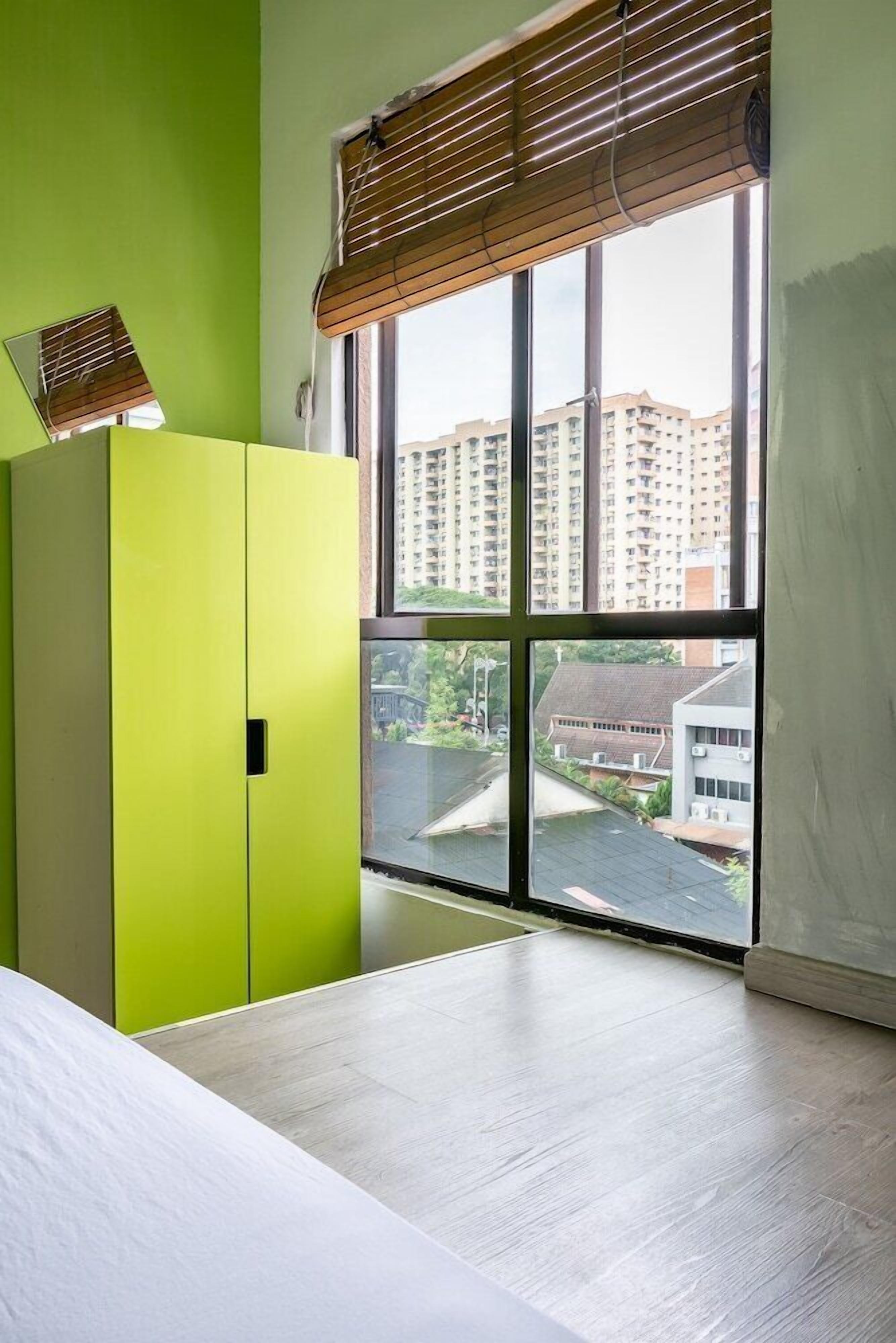 Laptop workspace, iron/ironing board, free WiFi