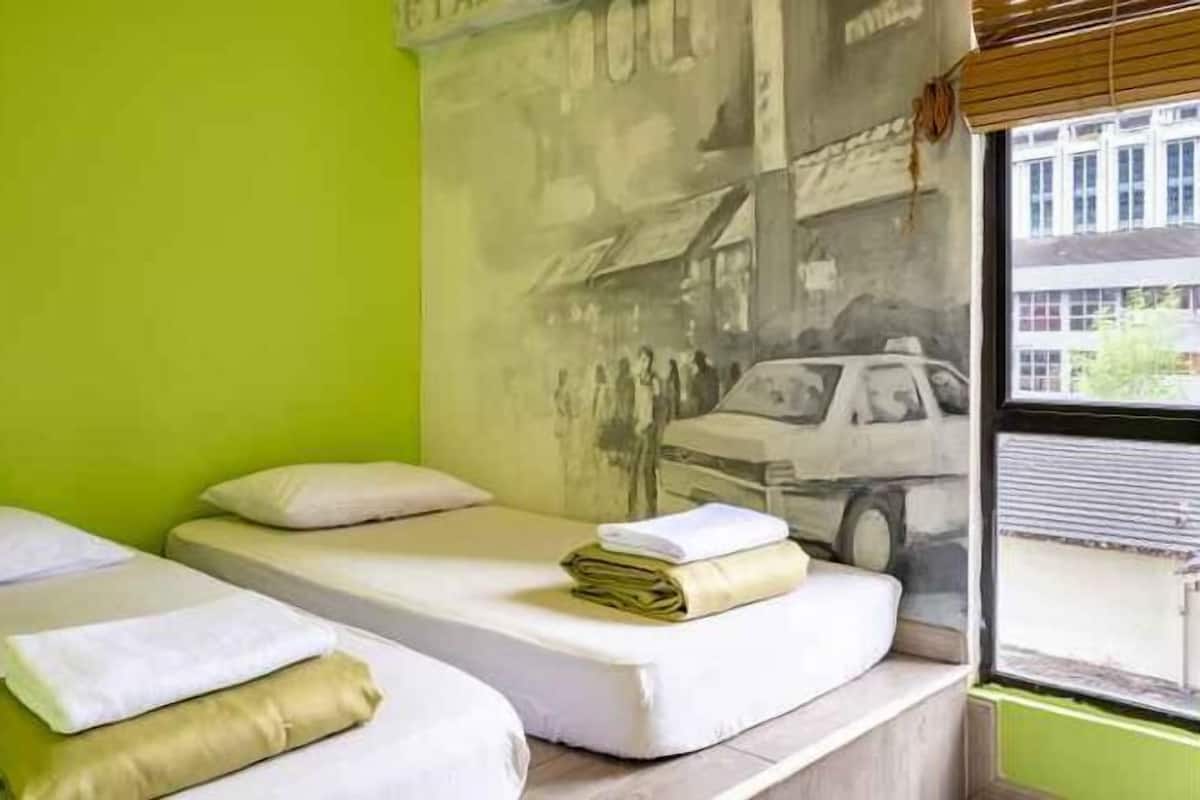 Laptop workspace, iron/ironing board, free WiFi