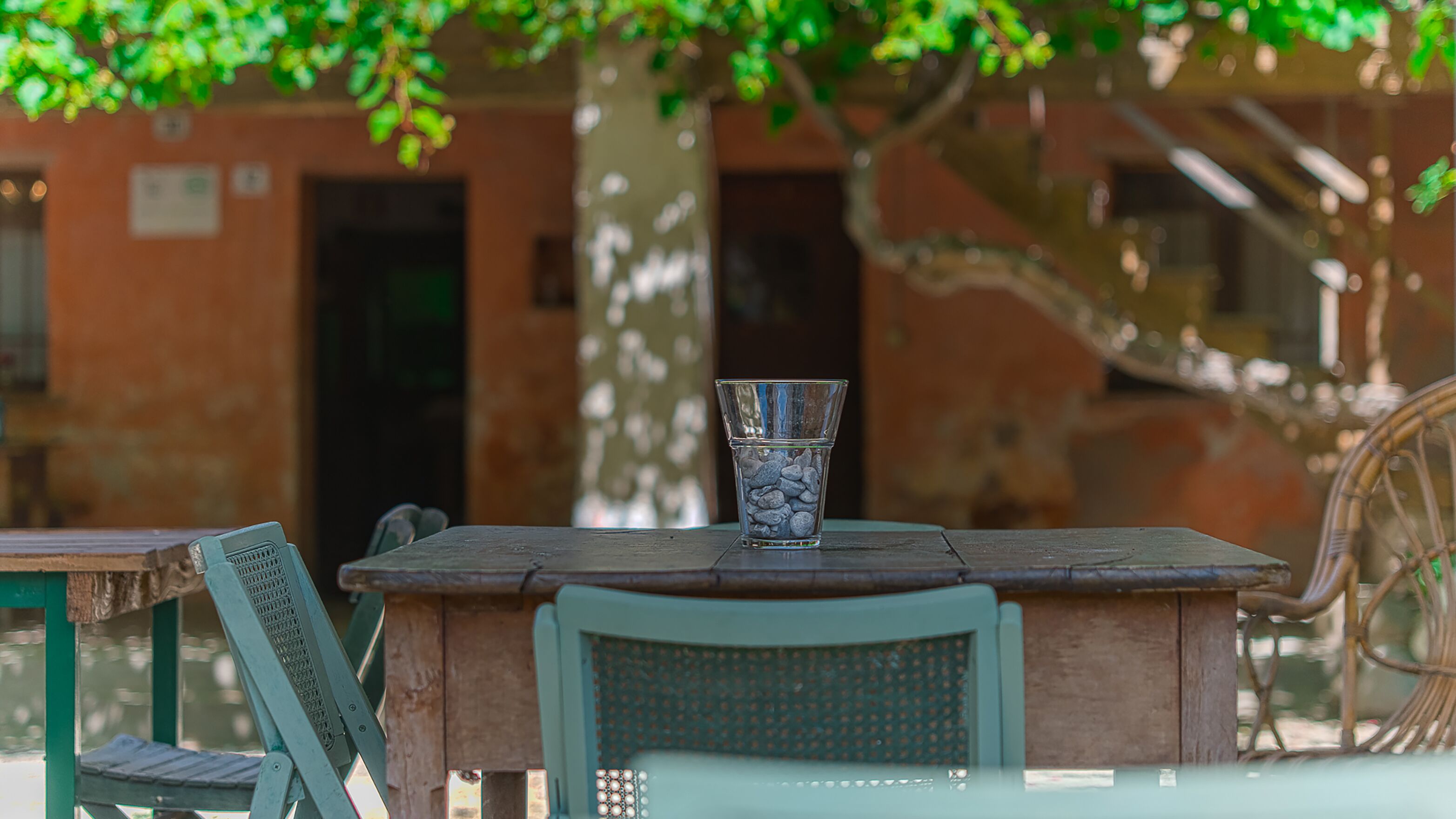 Petit déjeuner et déjeuner servis sur place, restauration en plein air 