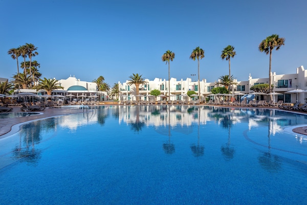 2 outdoor pools
