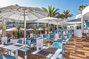 Poolside bar - Barceló Corralejo Sands (La Oliva)