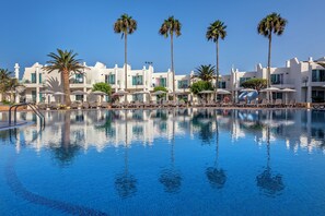 2 piscines extérieures