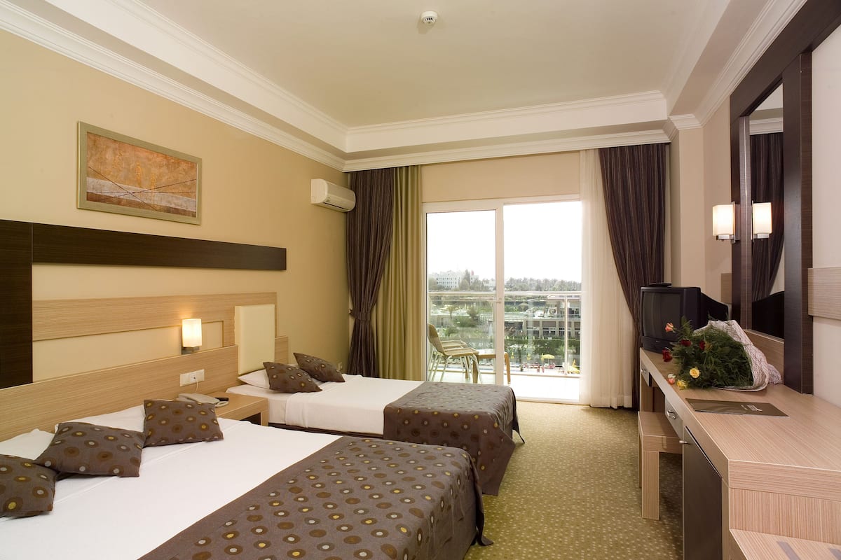 Standard Triple Room | Premium bedding, minibar, in-room safe, desk